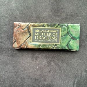 Urban Decay x Game Of Thrones Mother of Dragons highlighter palette